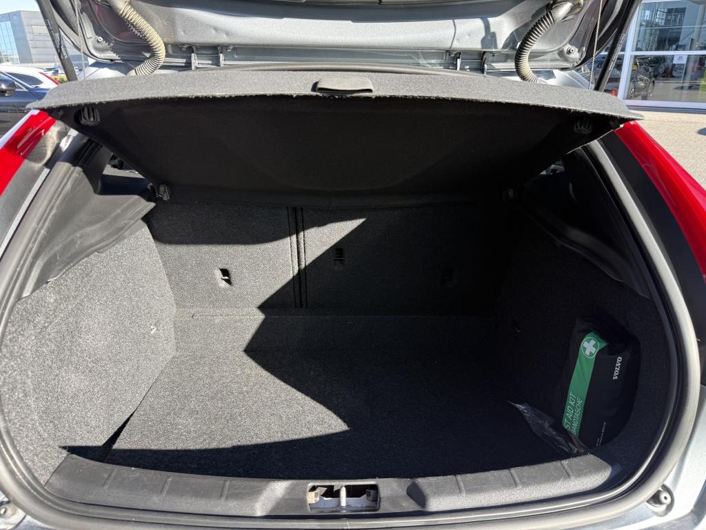 Volvo V40 t3 153pk aut6 polar+ sport| panodak| camera| h&k sound| trekhaak