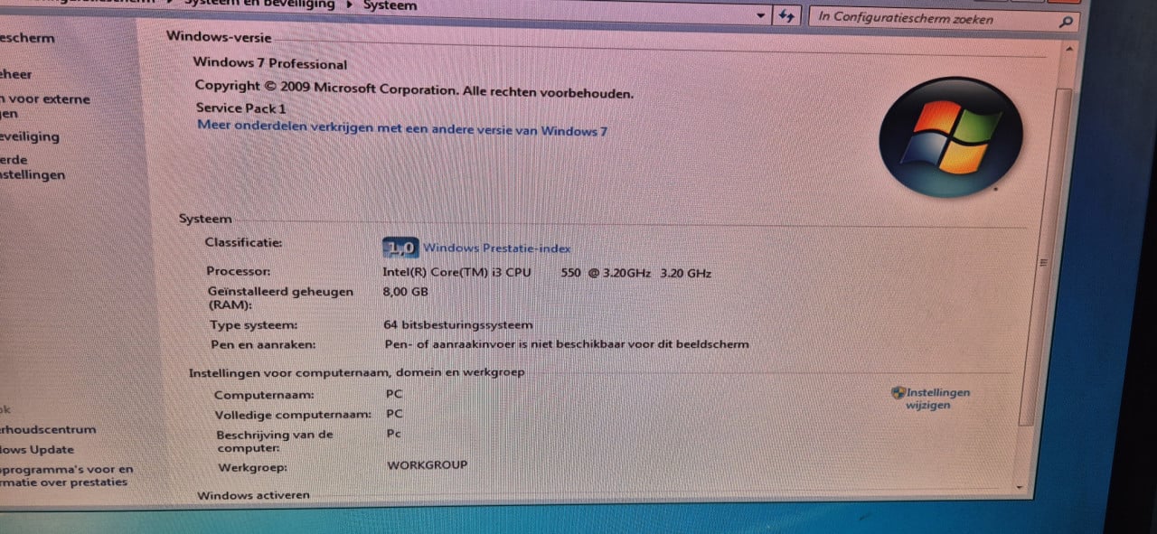 Pc met monitor en toetsenbord