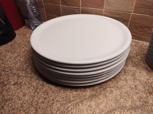 8 grote platte borden. doorsnede 31 cm.