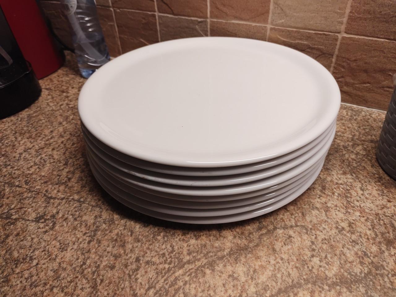 8 grote platte borden. doorsnede 31 cm.