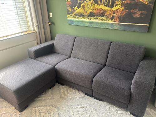 Donkergrijze bank (antraciet) met poef