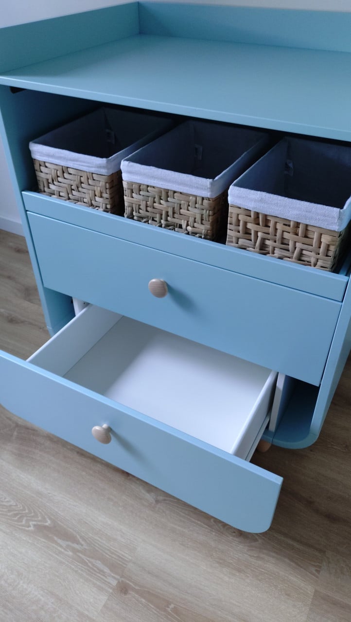 Mooie lichtblauwe commode