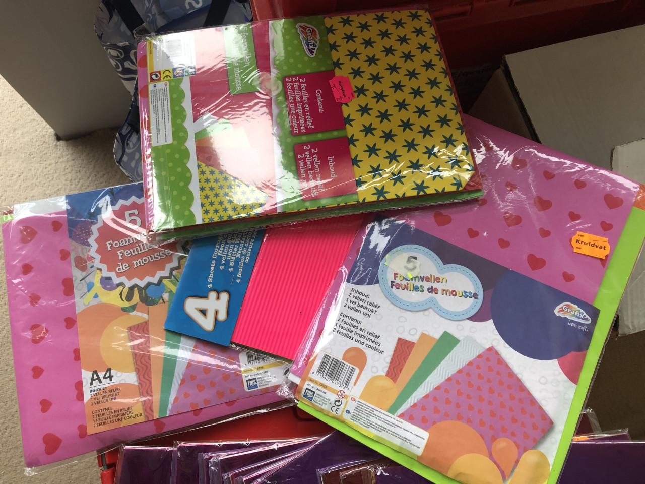 Bijna 100 vullen knutselpapier (soeigelkarton) NIEUW