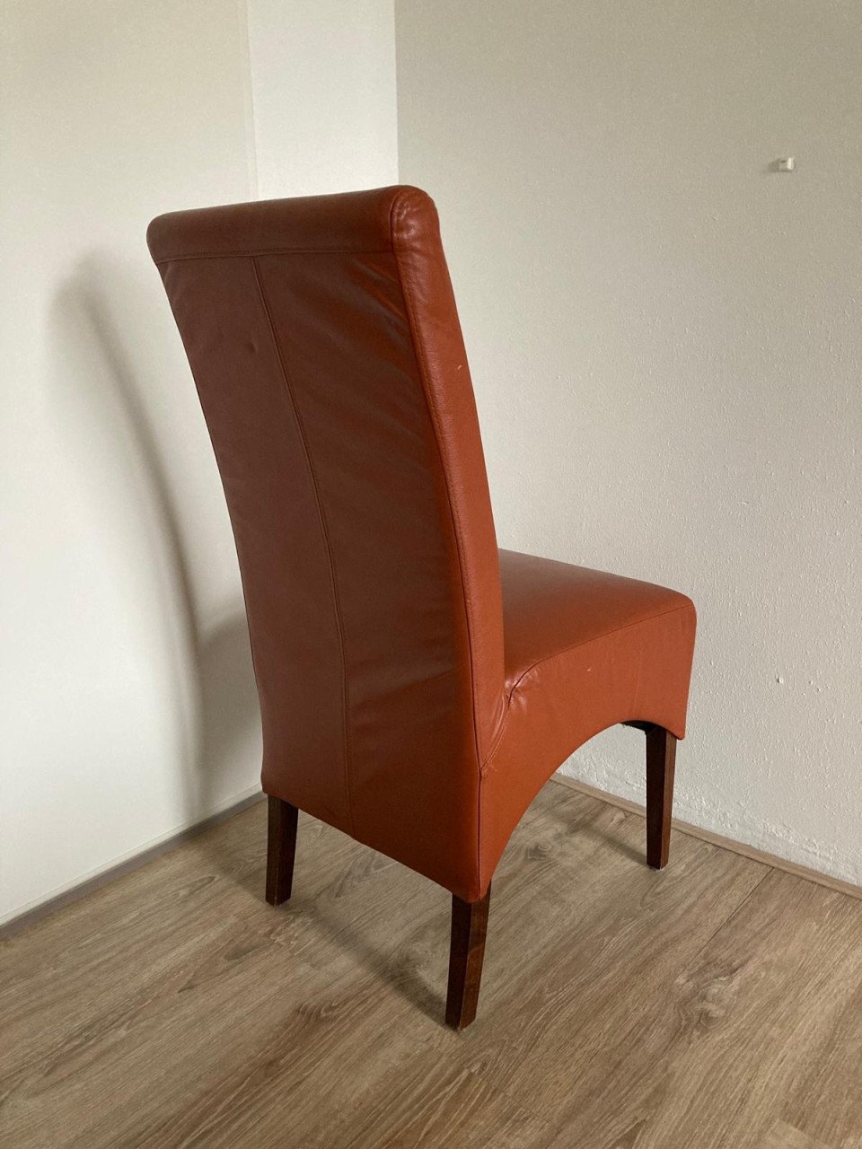 Gratis af te halen 2 eetkamerstoelen leer