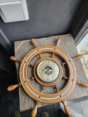 Mooi vintage houten maritiem stuurwiel met barometer..