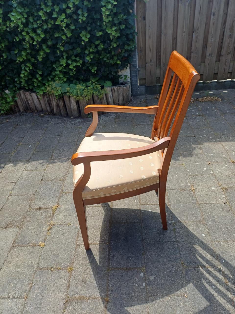 Kersenhouten stoel