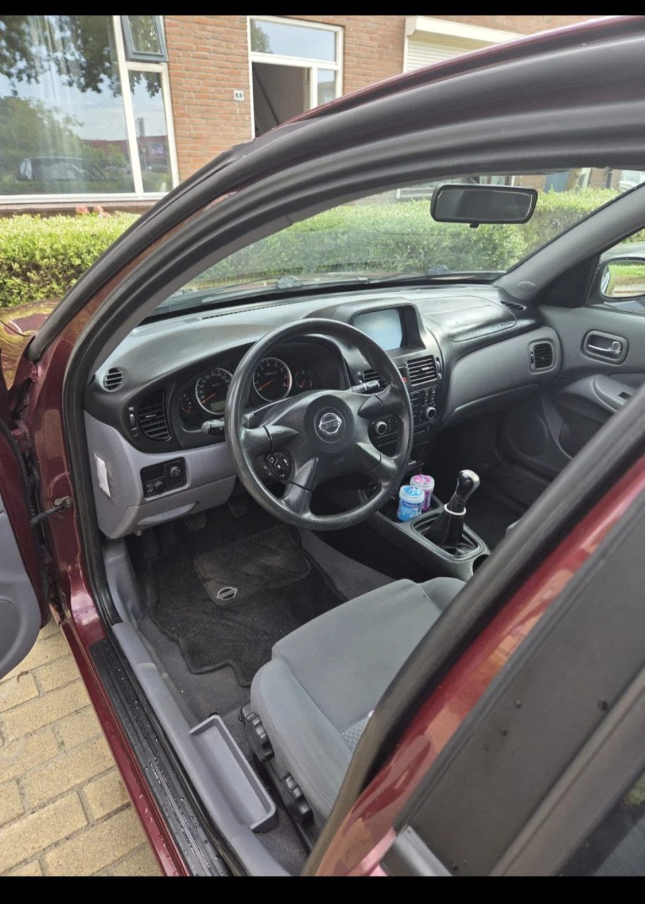 Nissan  Almera 1.5 5D 2003