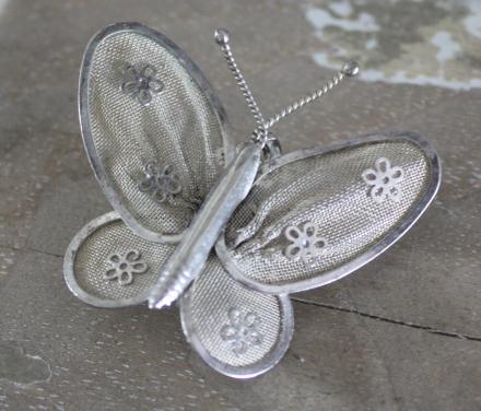 Zilverkleurige broche en hanger in 1 vlinder