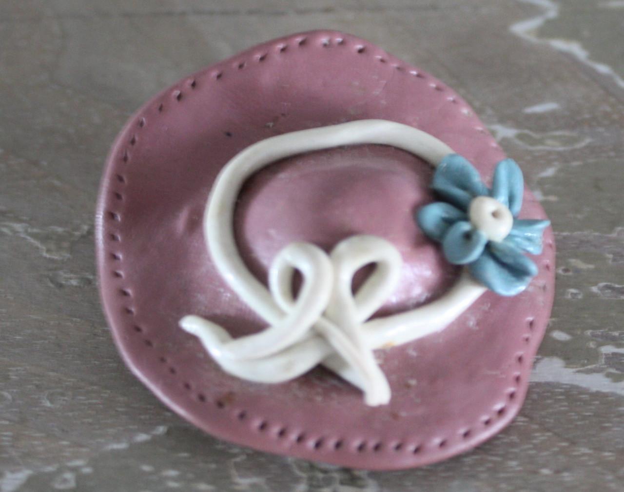 Broche roze hoed