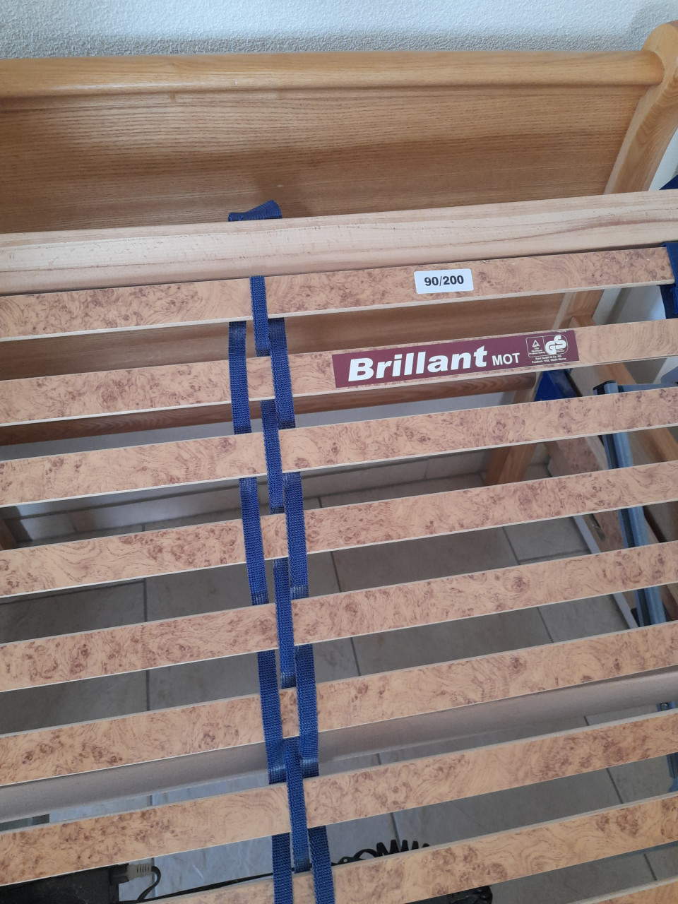 Elektrisch verstelbaar senioren bed 90 x 200( in goede staat) + nachtkastje