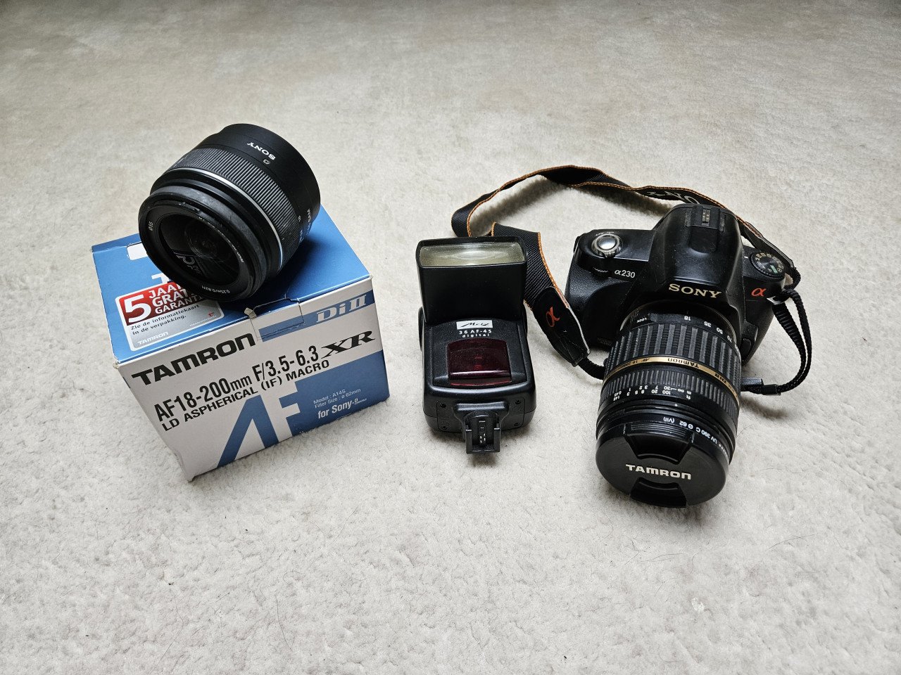 Sony a230 met flitser en twee lenzen.