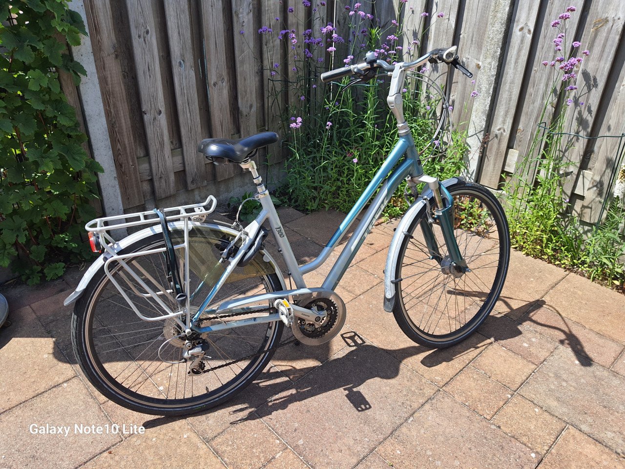 Dames fiets trek met 2 fietssleutels en veiligheidsslot met ketting.