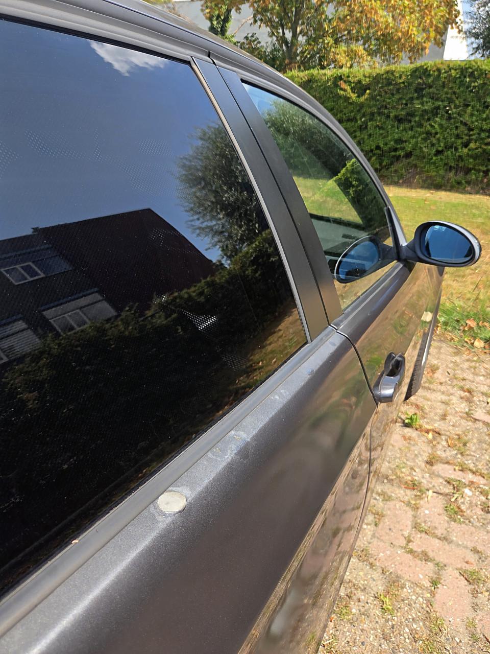 BMW 320i sedan uit 2005 in antracietgrijs.