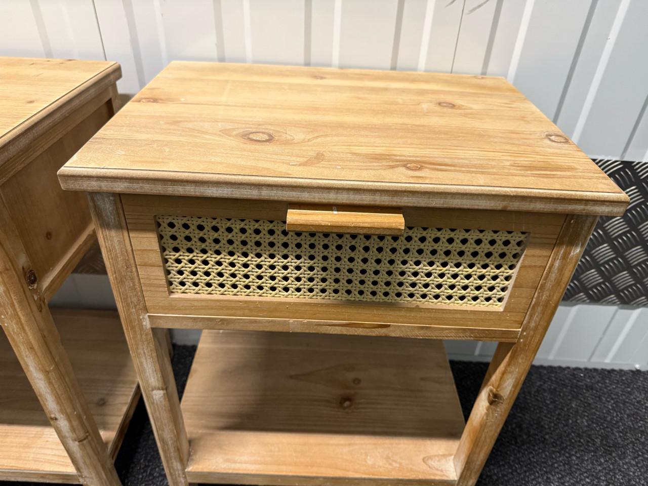 Set van 2 houten nachtkastjes met rotan lade