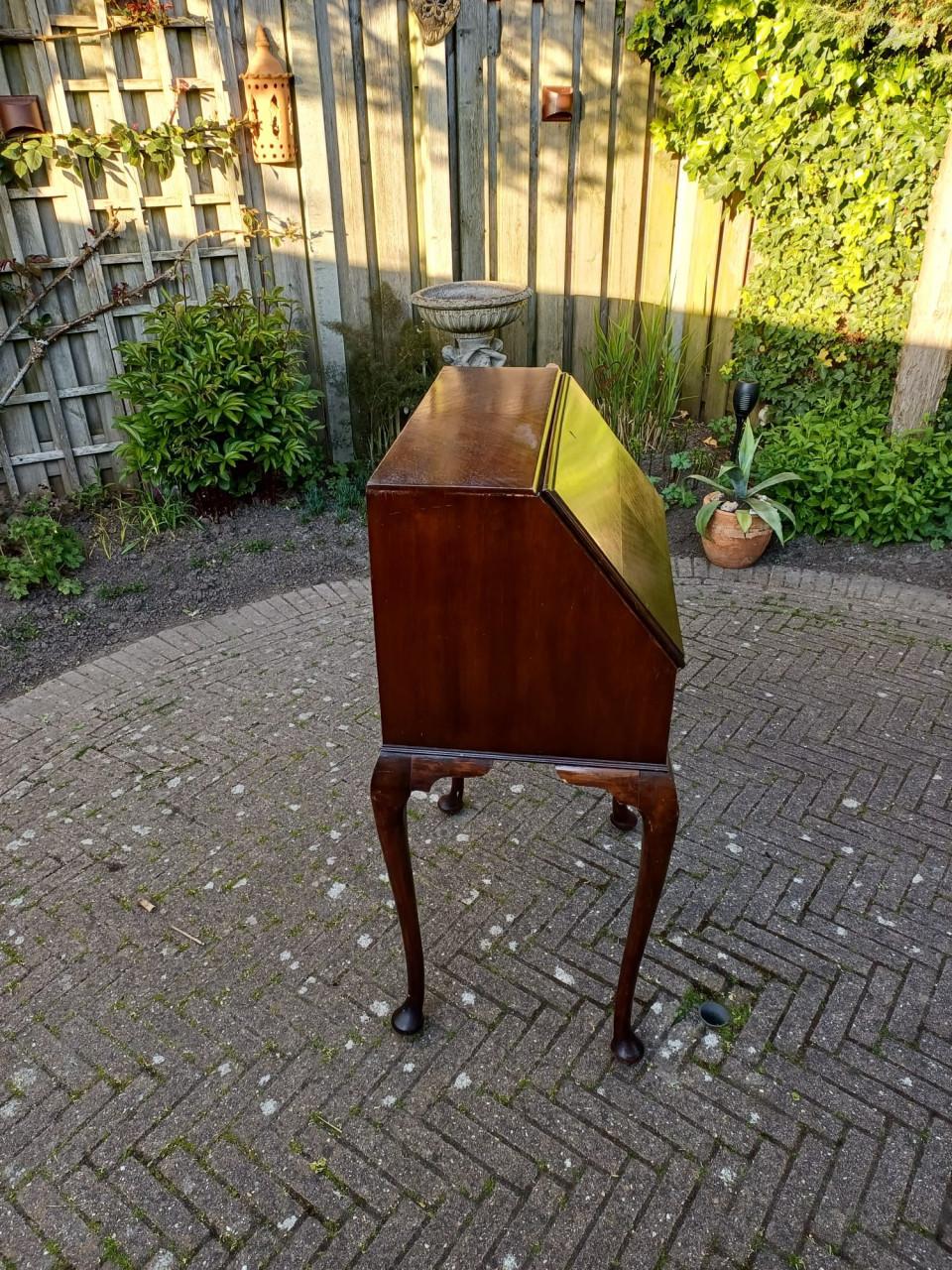 Schattig antiek schrijfbureautje