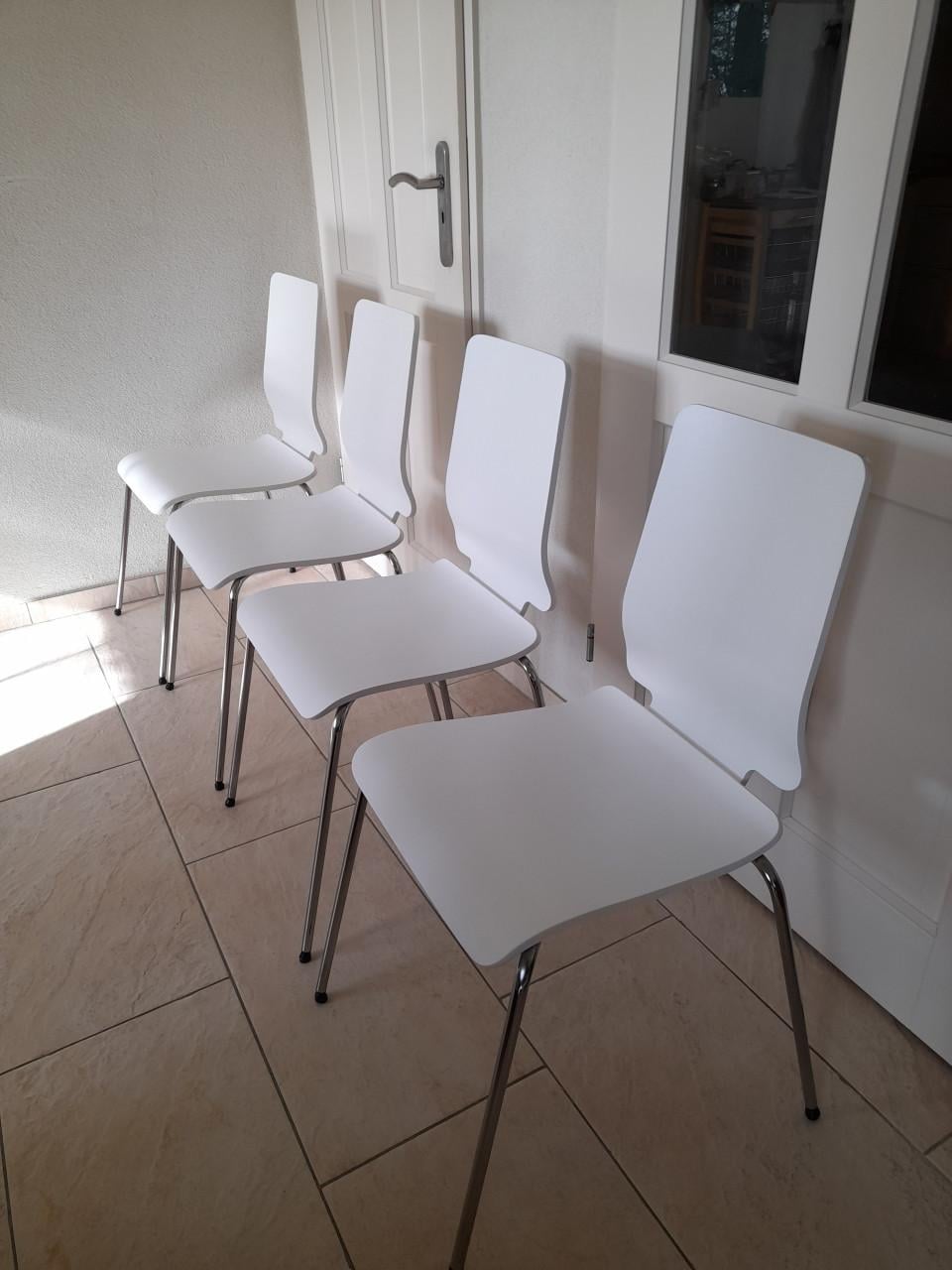 4 Witte houten stoelen ( in goede staat )