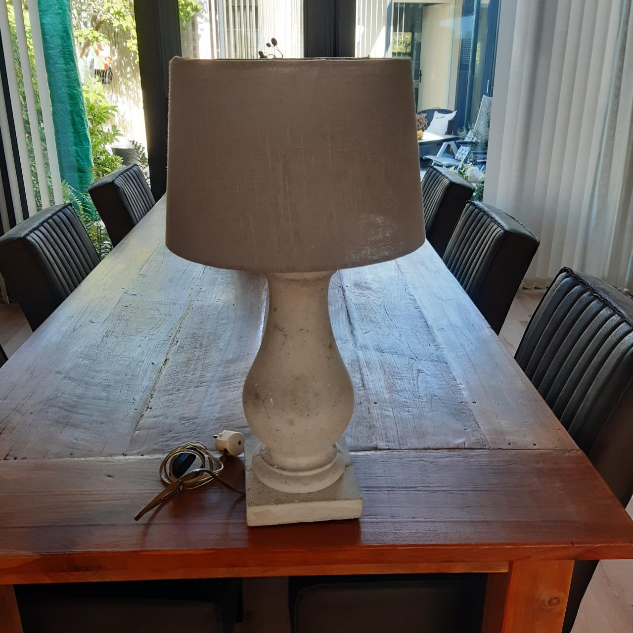 Schemerlamp met betonnen voet