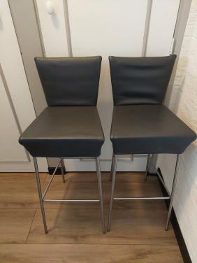 Te koop 2 mooie leren barkrukken