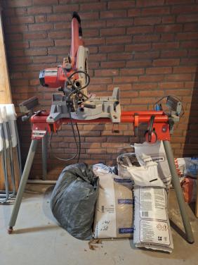 Milwaukee afkortzaag met onderstel