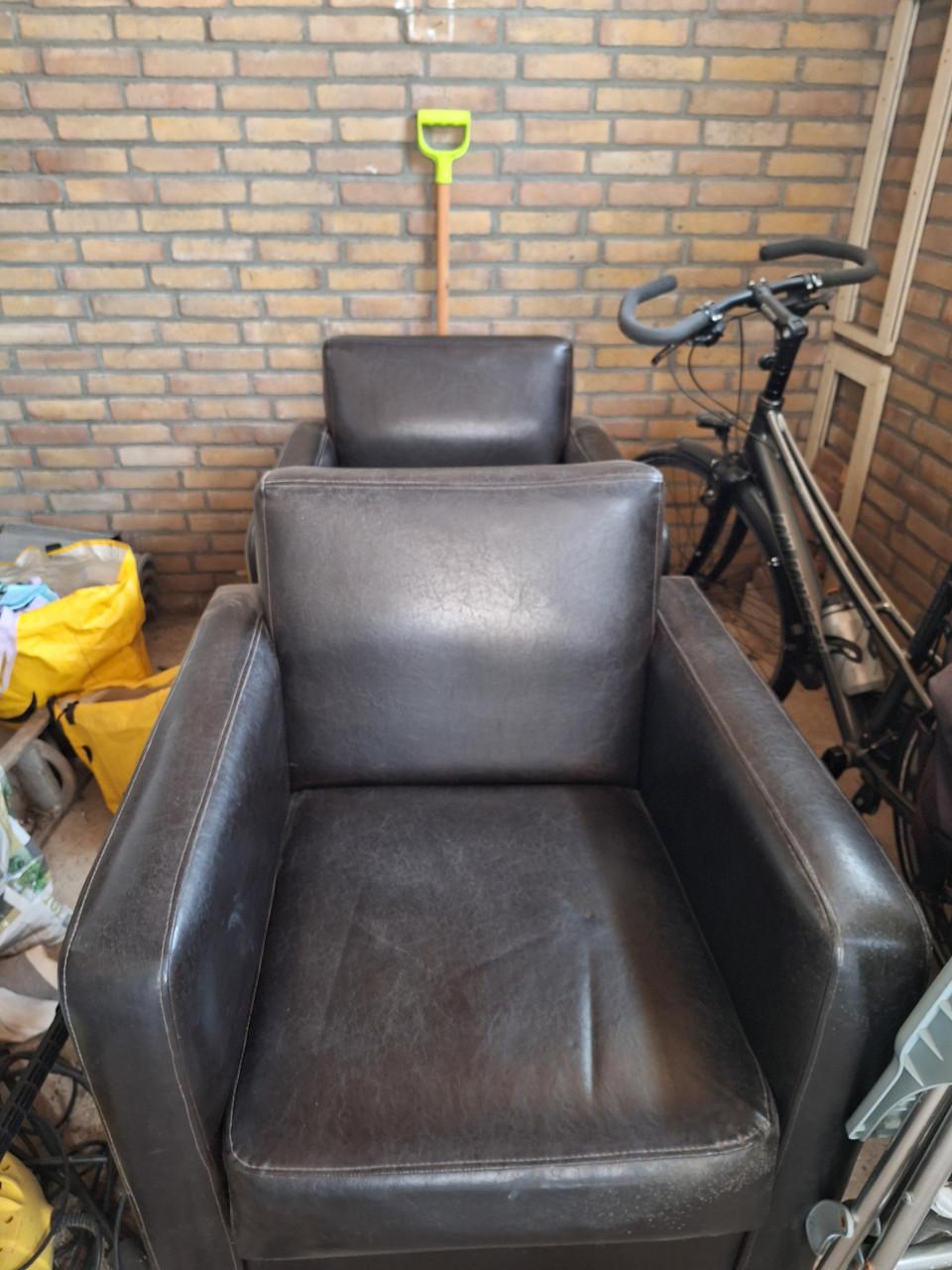 2 nette kunstlederen fauteuils aangeboden