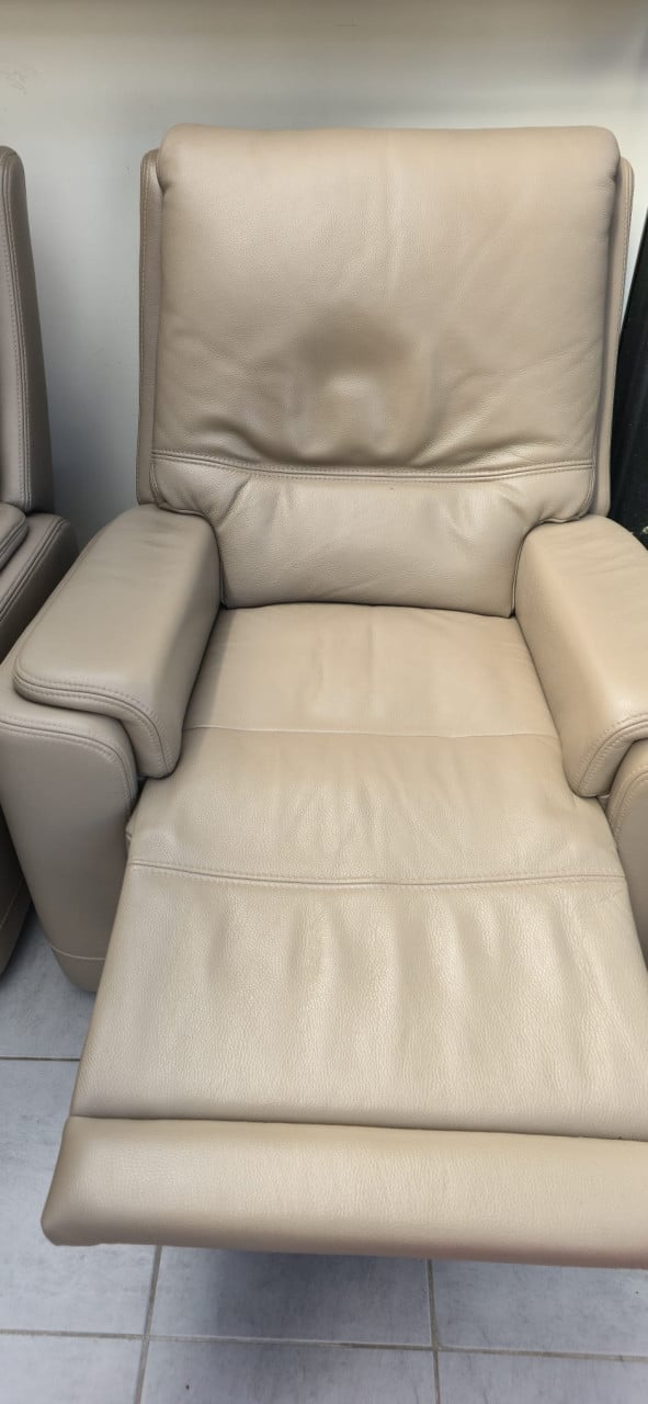 Lederen salon in nieuwstaat met relax zetel 2x2 en 1x 2,5 bankstel