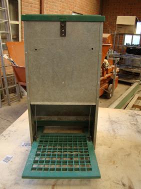 Kippenvoerautomaat en drinkbak.