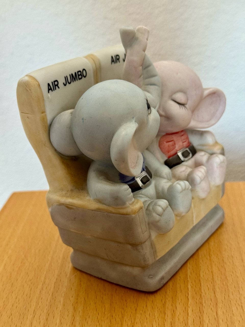 Schattig beeldje van 2 olifanten “Air Jumbo”