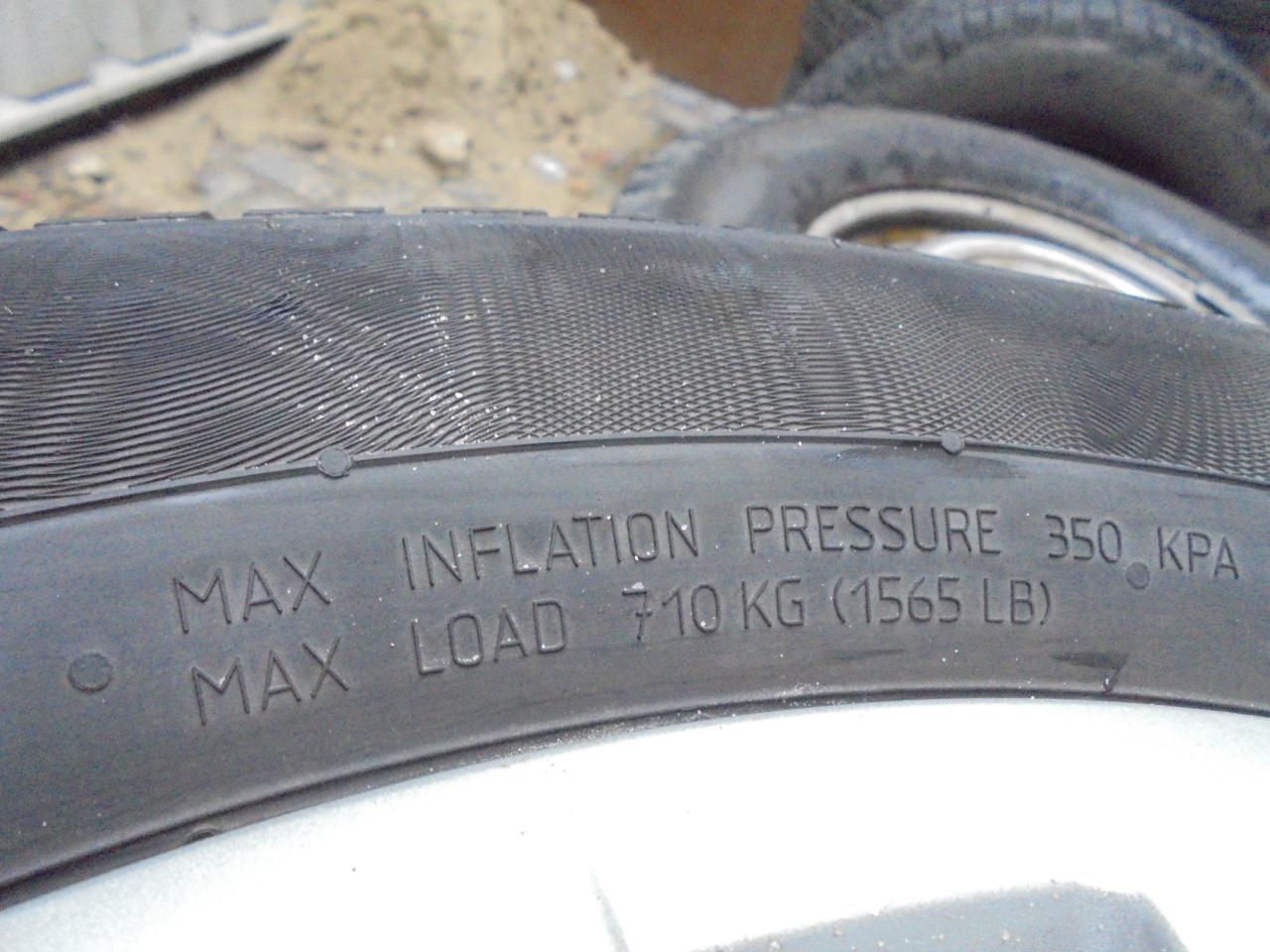 Winterbanden set Continental 215/60R17op stalen velg komen van Mercedes GLA