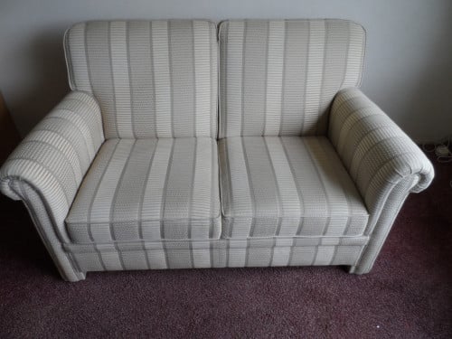 2 persoons bankje, 4 stoelen met ronde tafel, 2 fauteuils