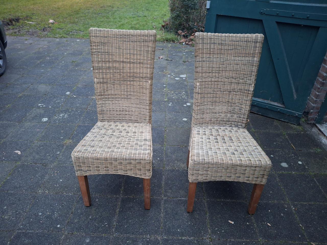 Rotan stoelen, zeer mooi.