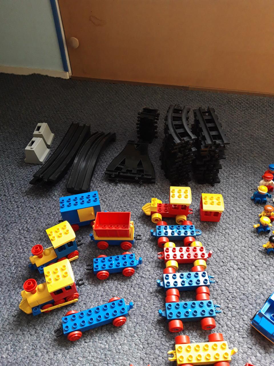 Veel duplo (dierentuin, trein, brandweer, ziekenauto’s enz.)