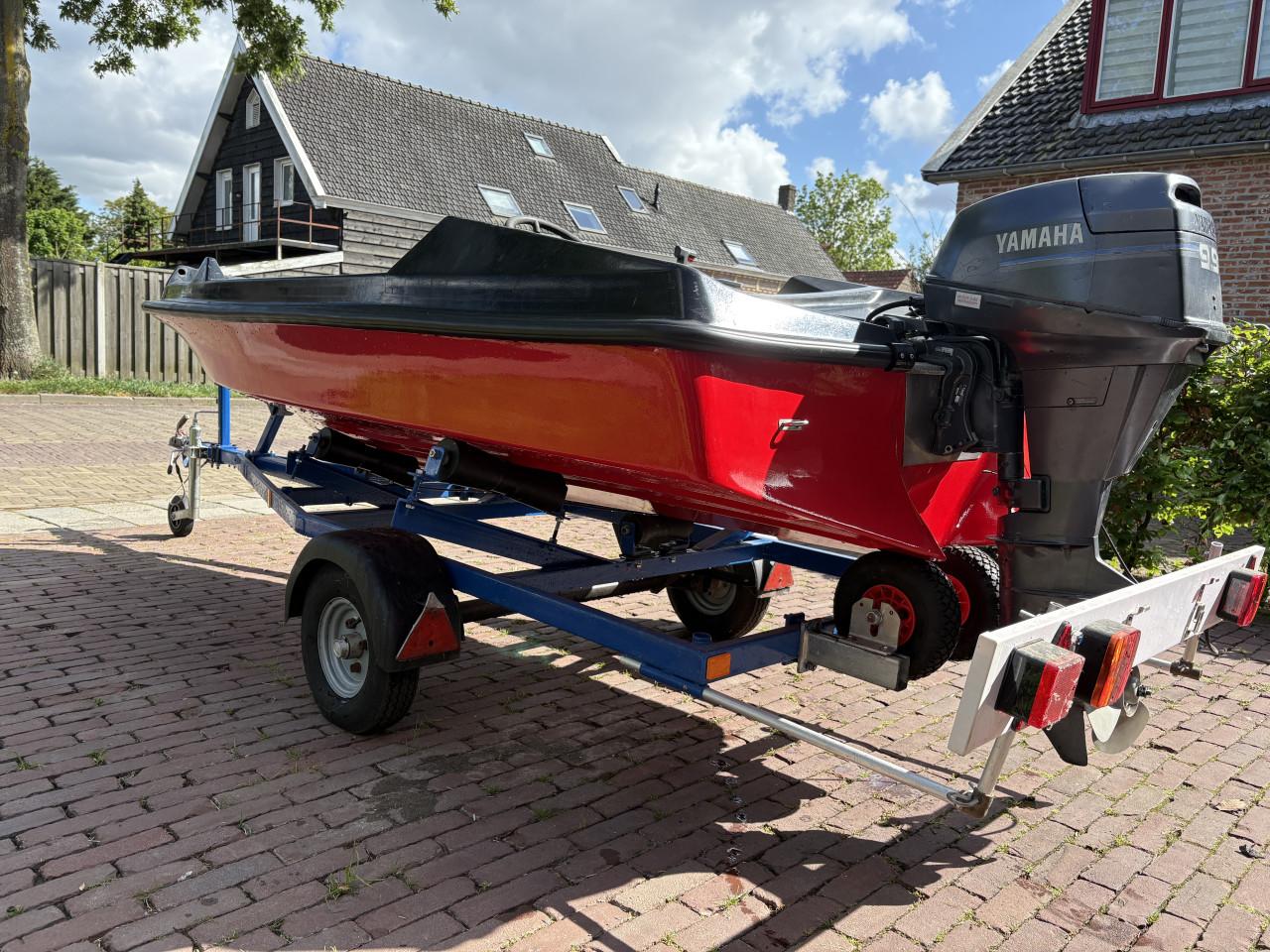 Super leuk bootje met afstandbediening elektrische start en trsiler