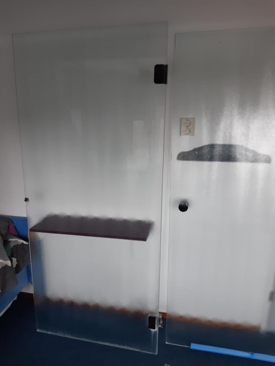 Te koop in Vlissingen, glasdeur met zwarte scharnieren