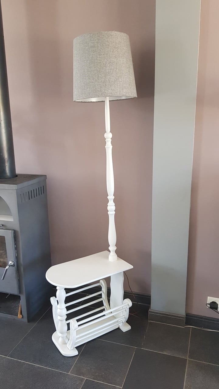 Schemerlamp met lectuurvak