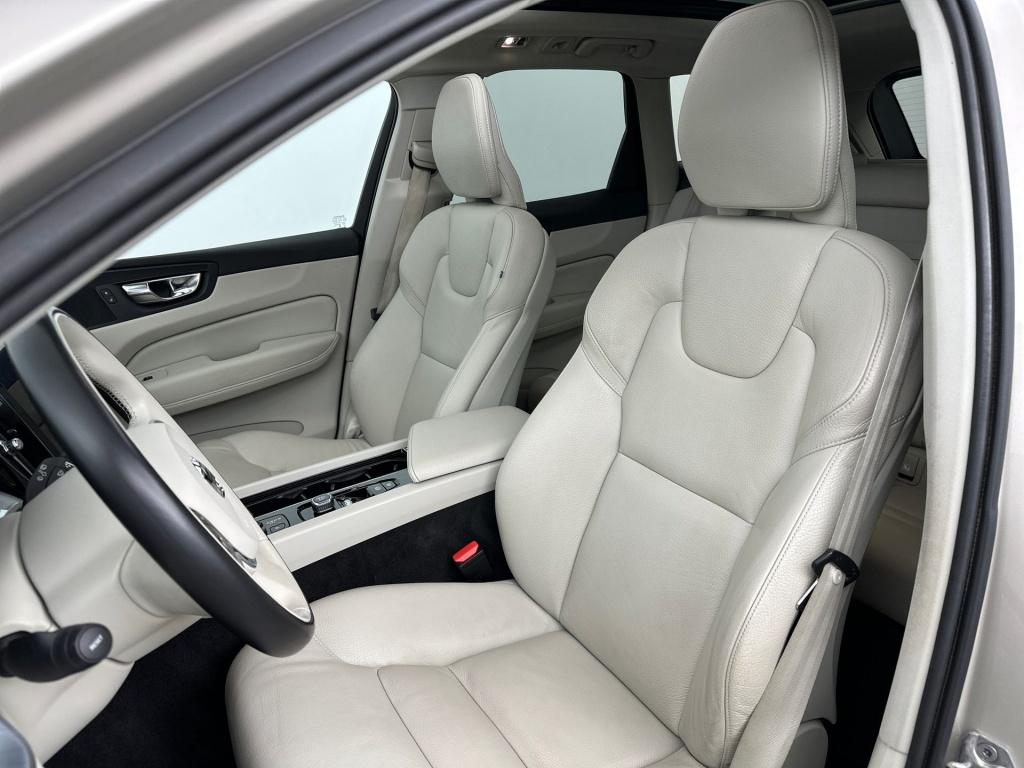 Volvo XC60 t8 390pk recharge momentum|