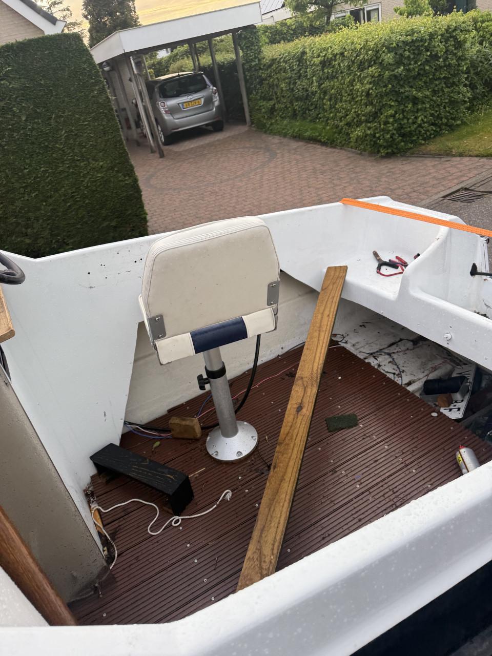 Kajuitboot met stoel en nieuwe vlonder incl stuur inrichting