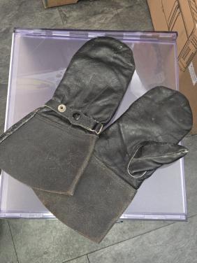 Vintage leren handschoenen of wanten,