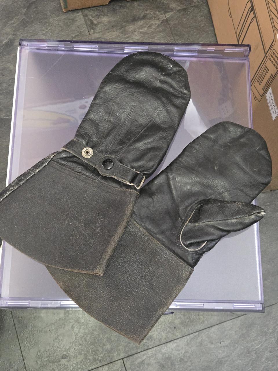 Vintage leren handschoenen of wanten,