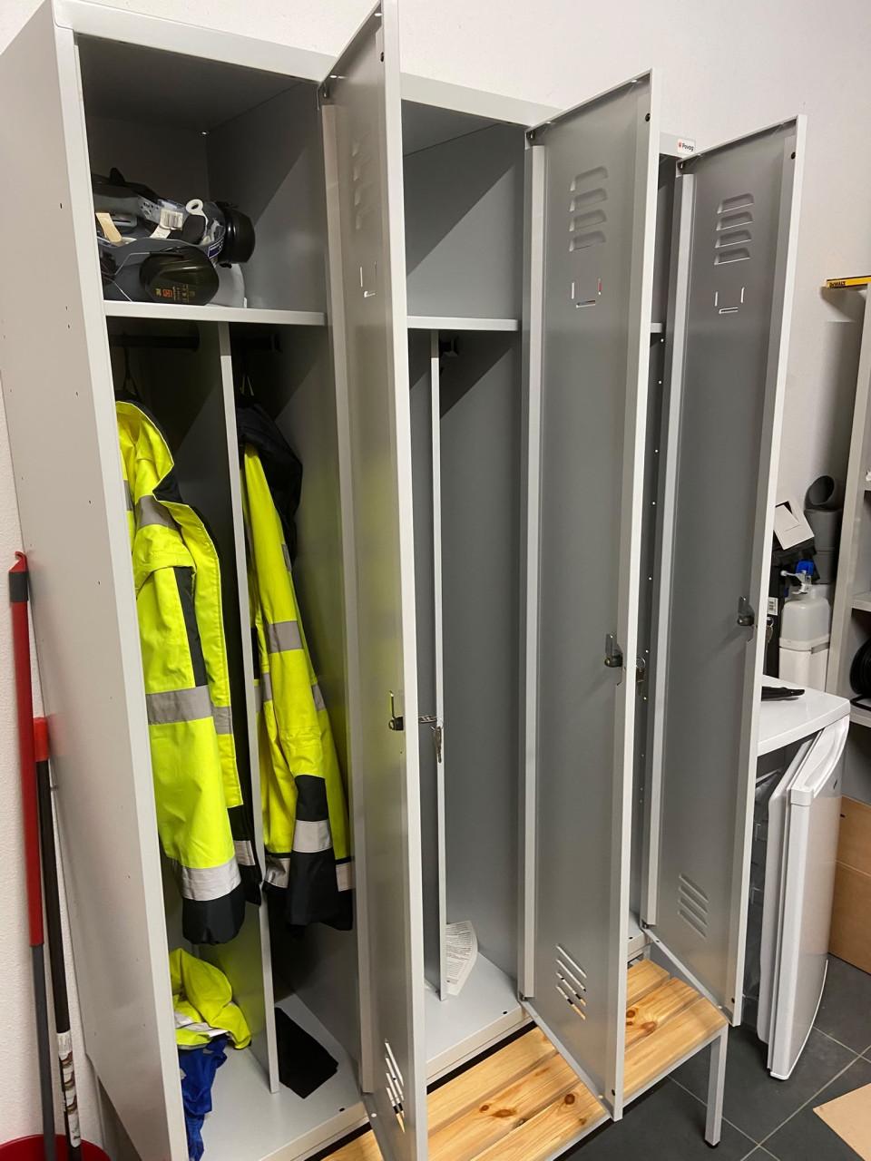 3 deurs locker kast met uitschuifbare zitbank