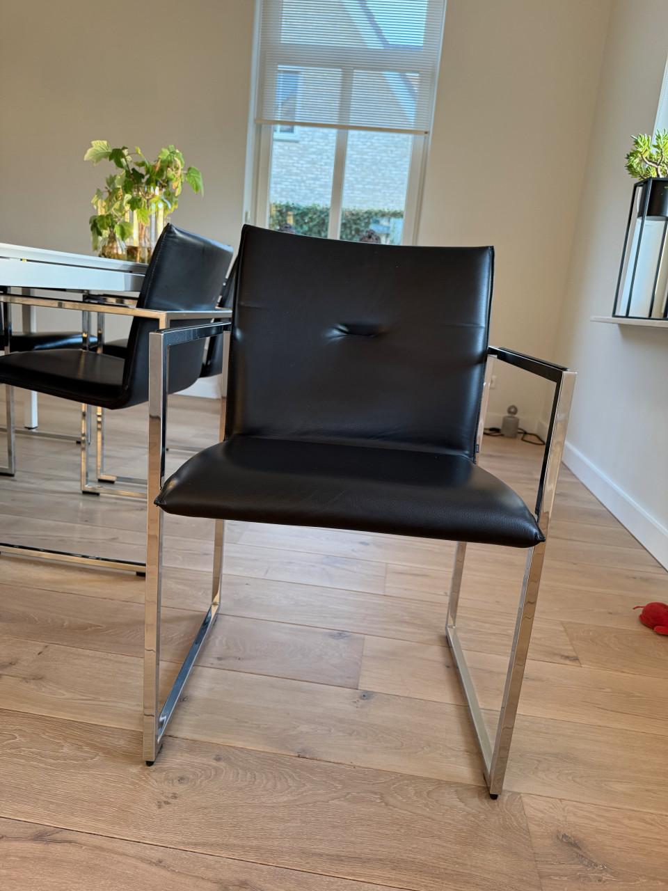 Eethoek met Arco Frame stoelen en Metaform witte tafel