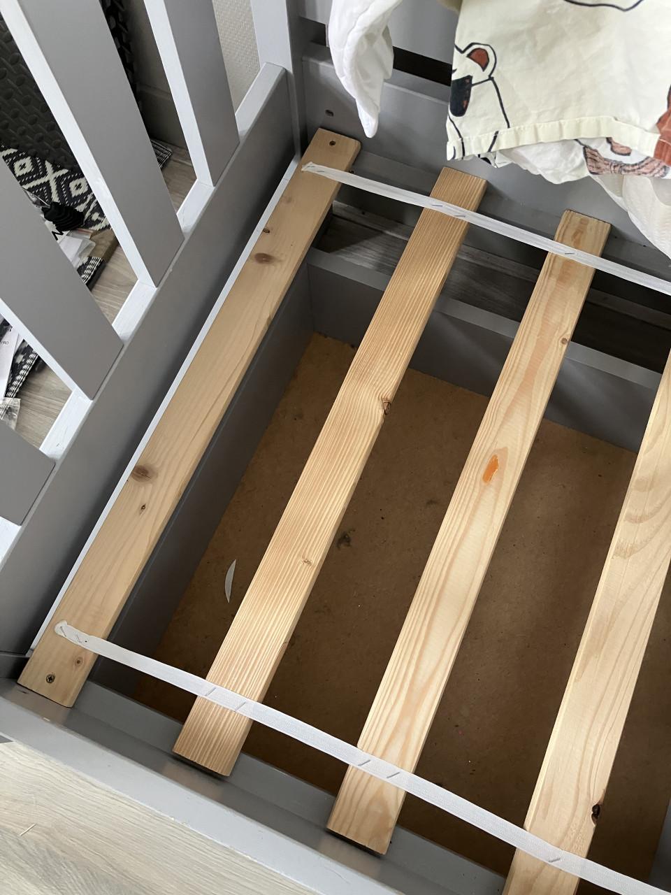 Peuterbed met lades en lattenbodem