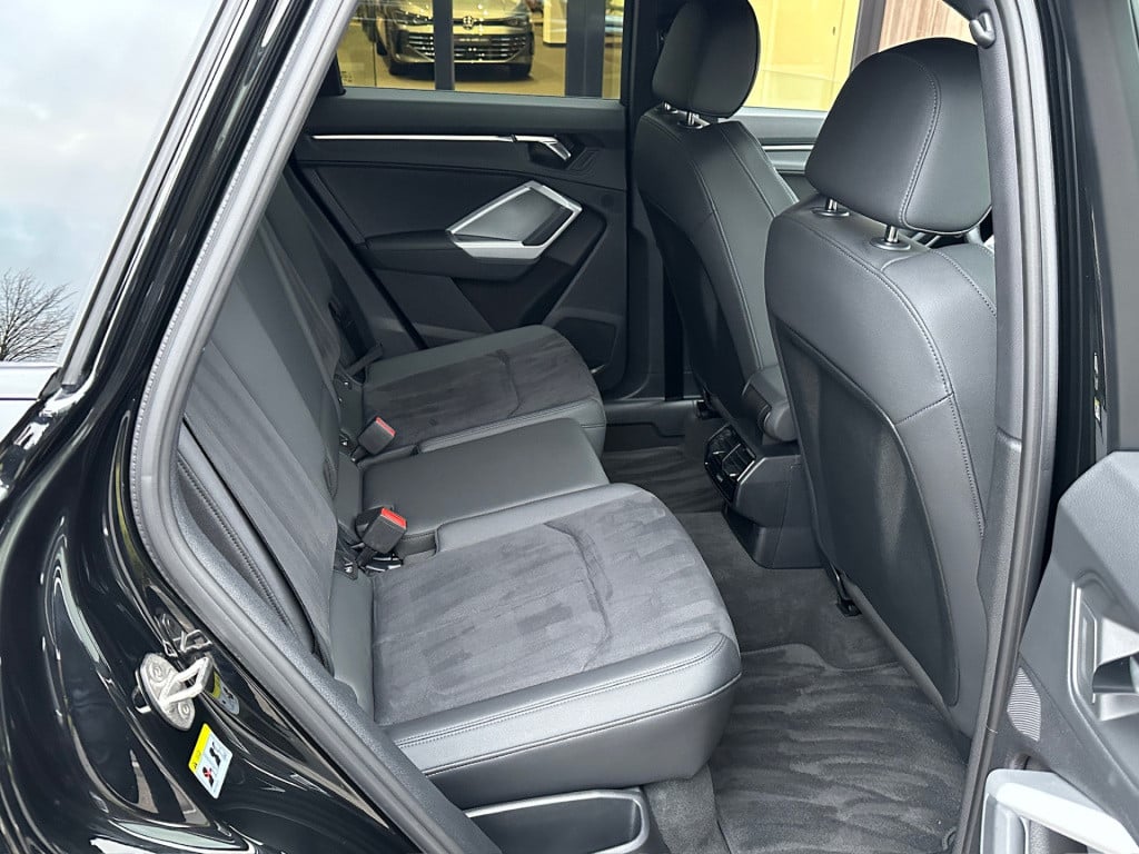 Audi Q3 35 tfsi s-line | panoramadak | zwart optiek | trekhaak | camera | e