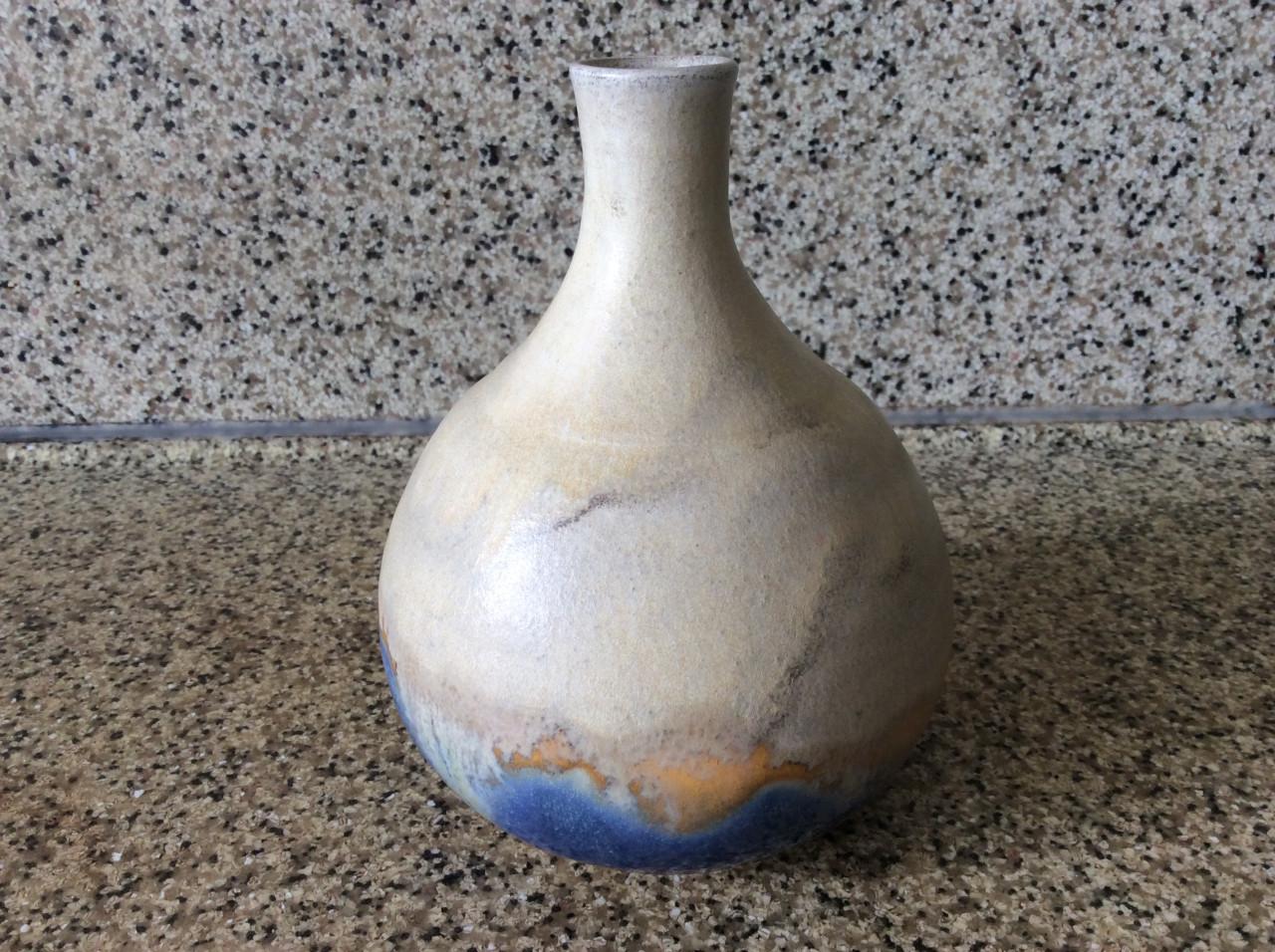 Verschillende kleine vaasjes van keramiek.     Raki gestookt.