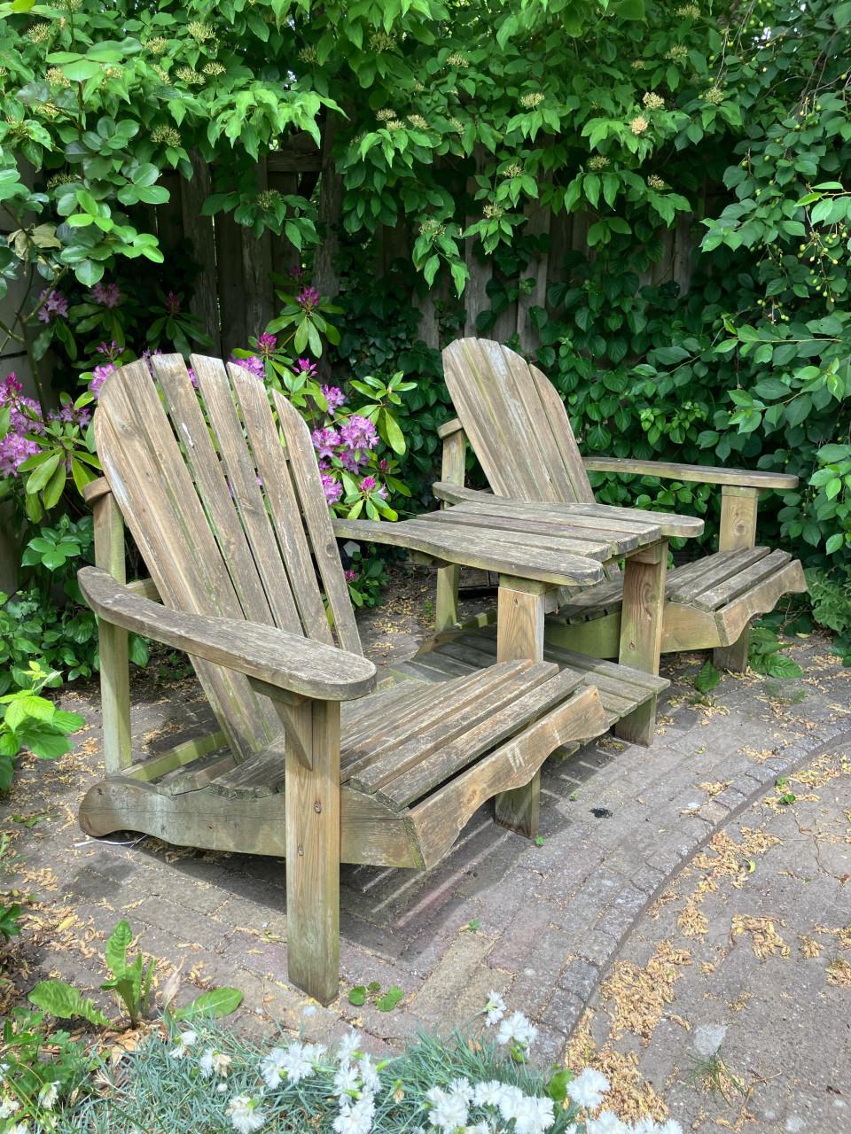 Adirondack tuinset met 2 stoelen en tafel - gebruikte staat