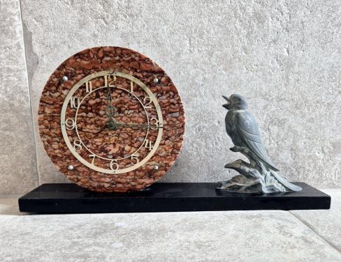 Art Deco klok met zingende vogel in marmer en metaal