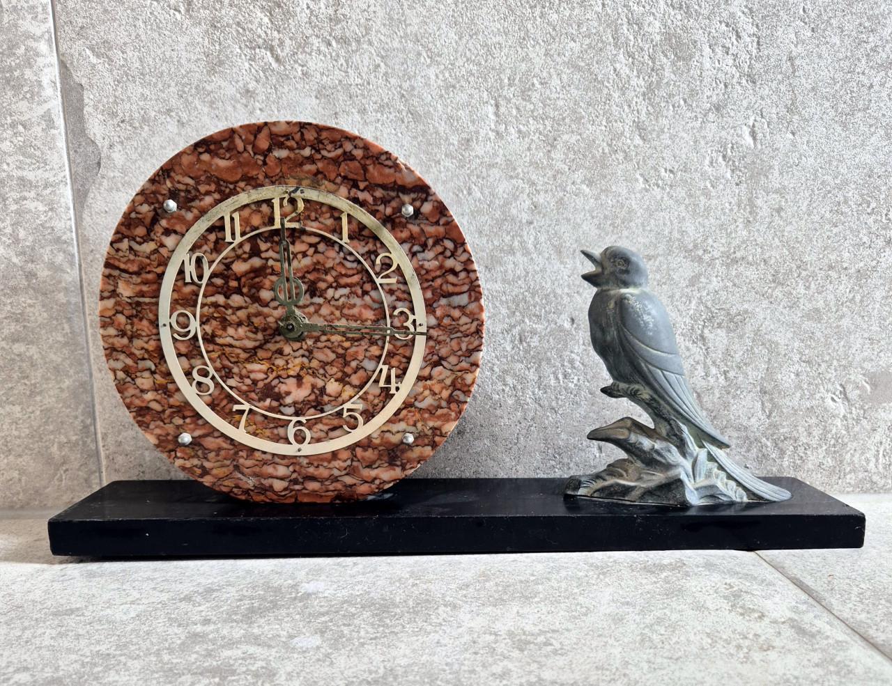 Art Deco klok met zingende vogel in marmer en metaal