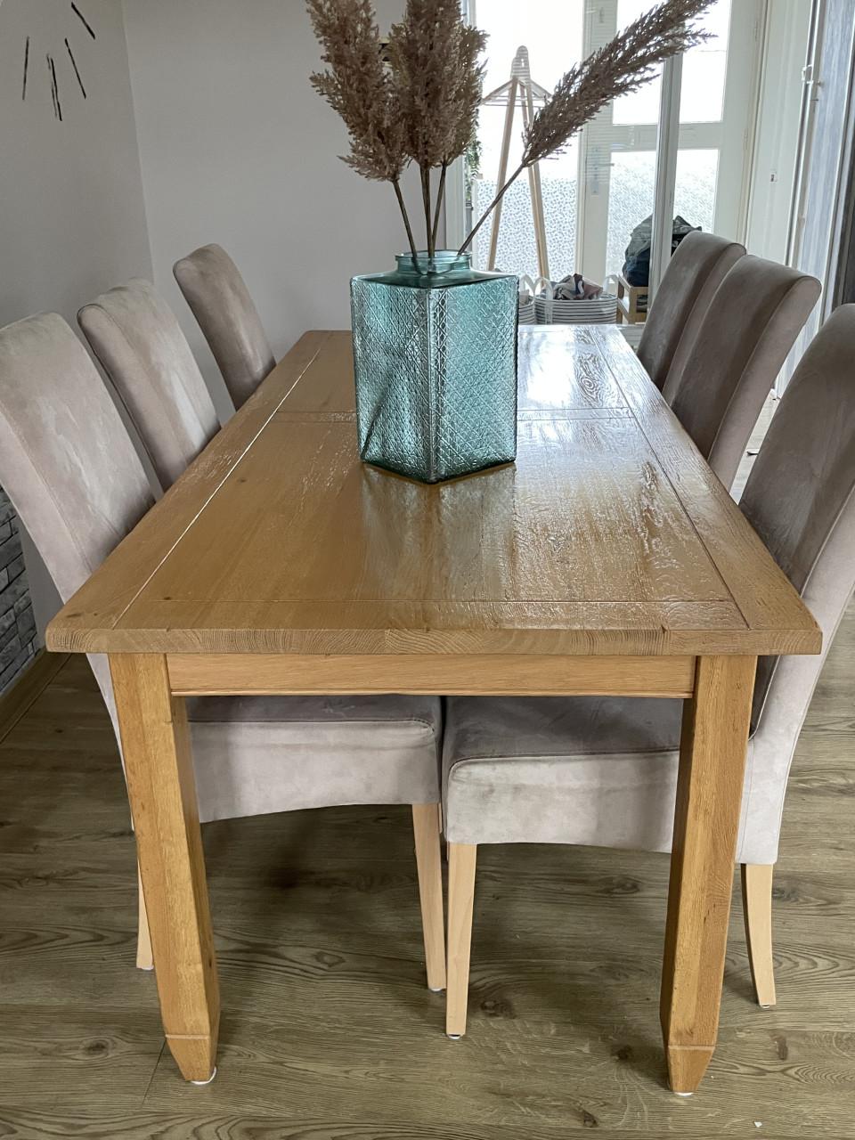 Eettafel met stoelen