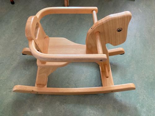Houten hobbelpaard voor schommelplezier