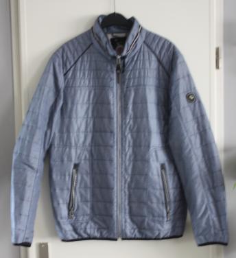 Lichtblauwe gladde tussen jas maat 52