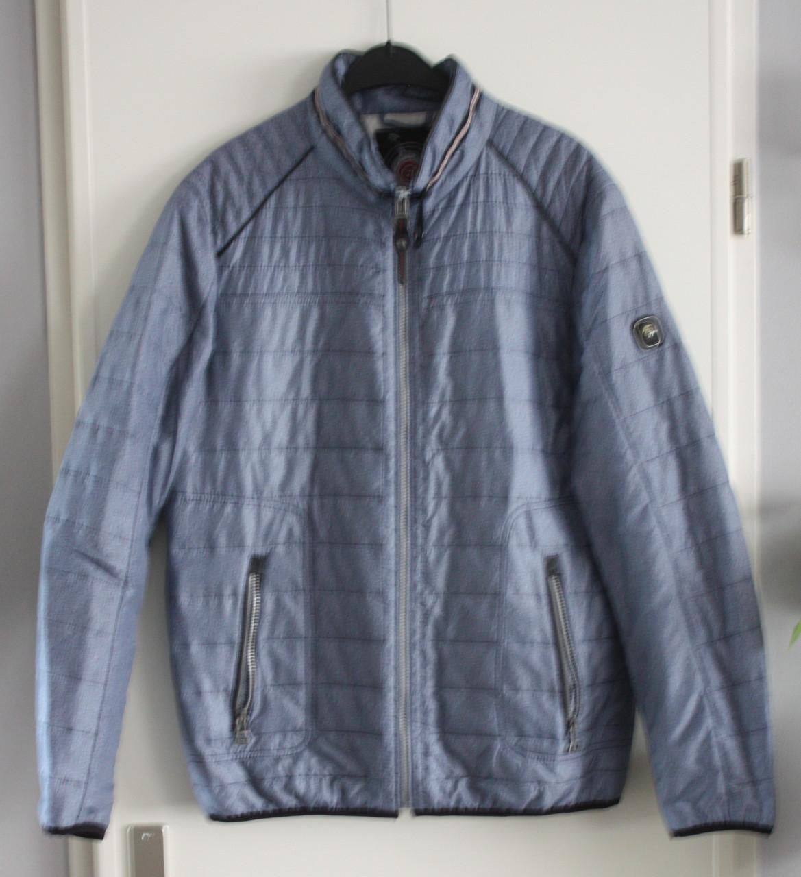 Lichtblauwe gladde tussen jas maat 52